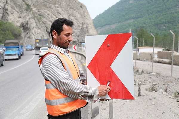 نوسازی بیش از ۱۵۰۰ تابلو ایمنی در راه‌های مازندران 
